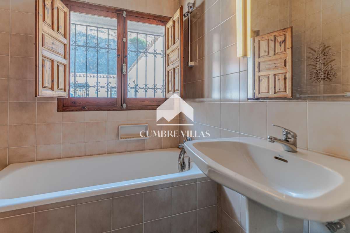 8 bedroom Villa for sale in Almunecar with garage - € 695,000 (Ref: 10163932)