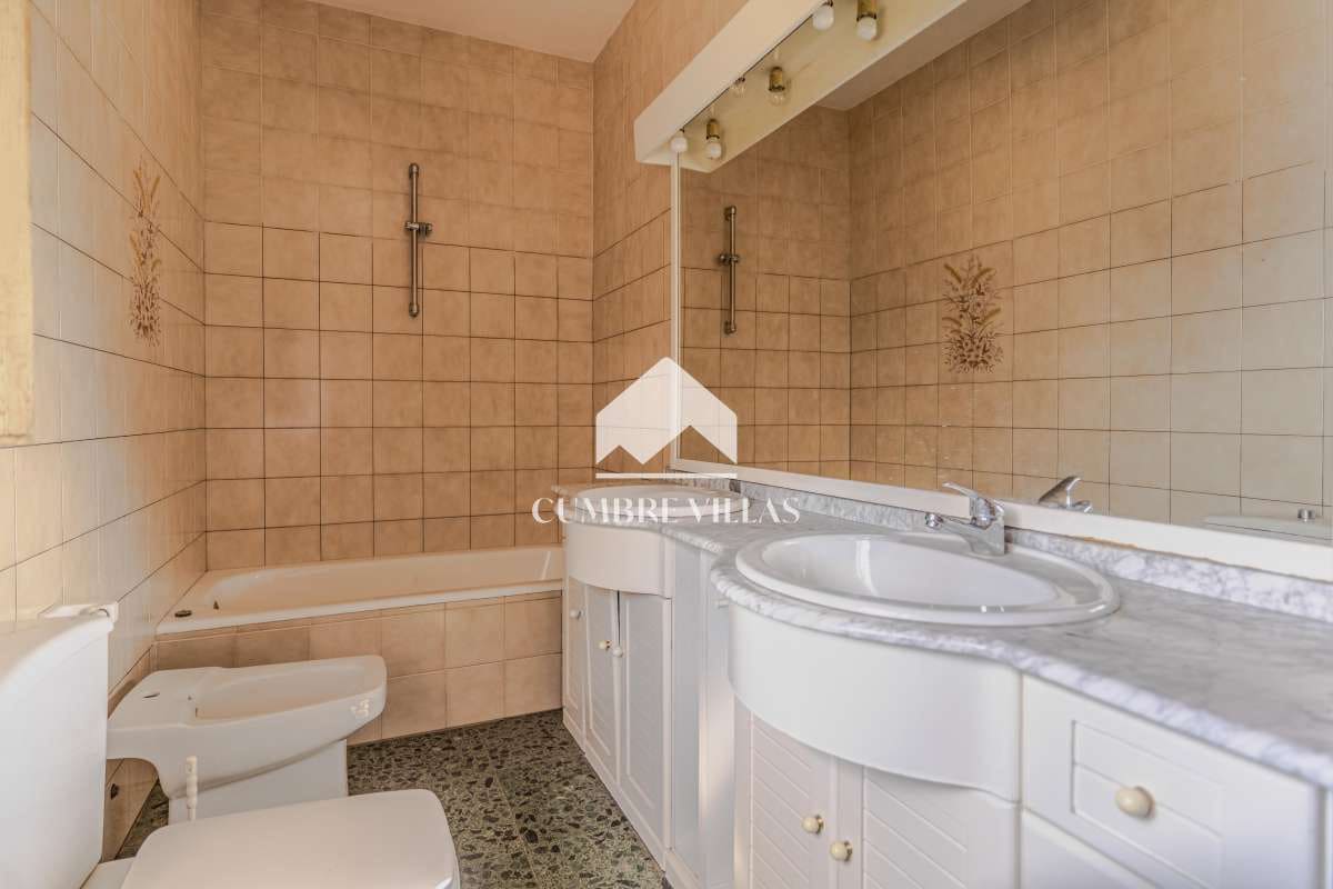 8 bedroom Villa for sale in Almunecar with garage - € 695,000 (Ref: 10163932)