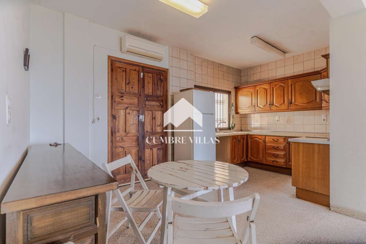 8 bedroom Villa for sale in Almunecar with garage - € 695,000 (Ref: 10163932)