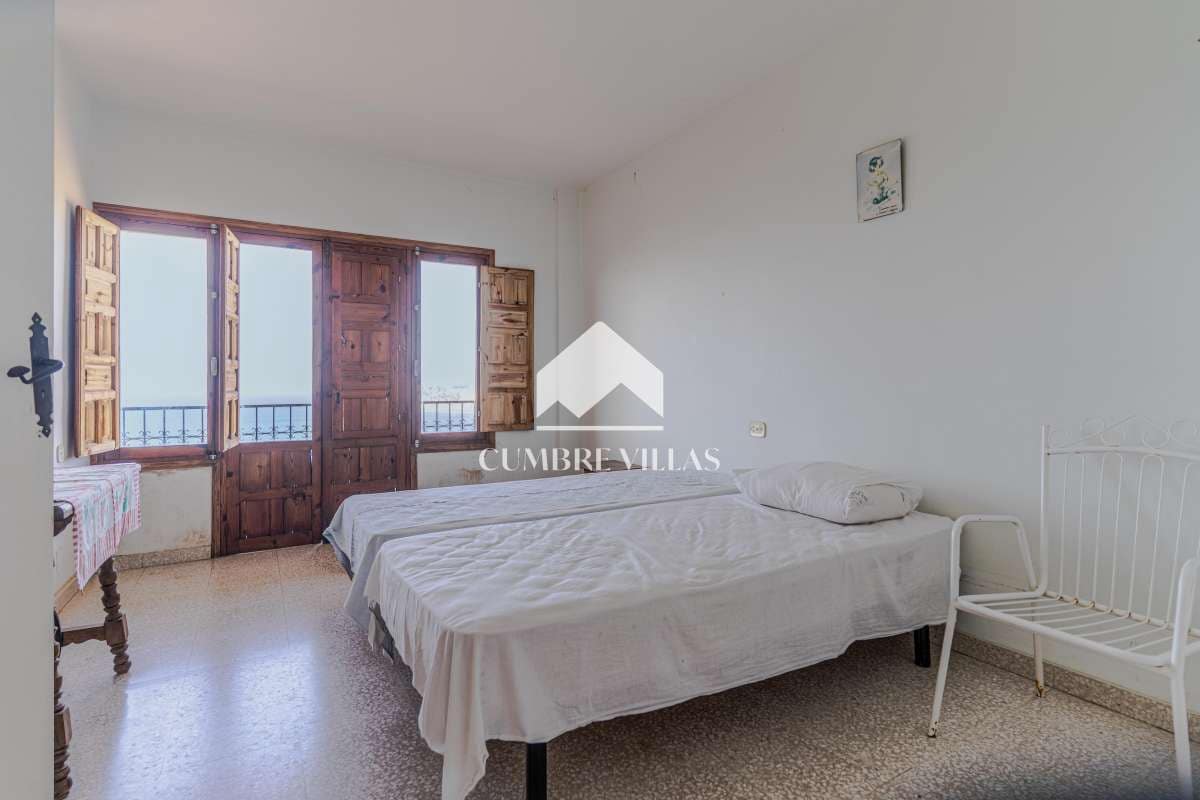 8 bedroom Villa for sale in Almunecar with garage - € 695,000 (Ref: 10163932)