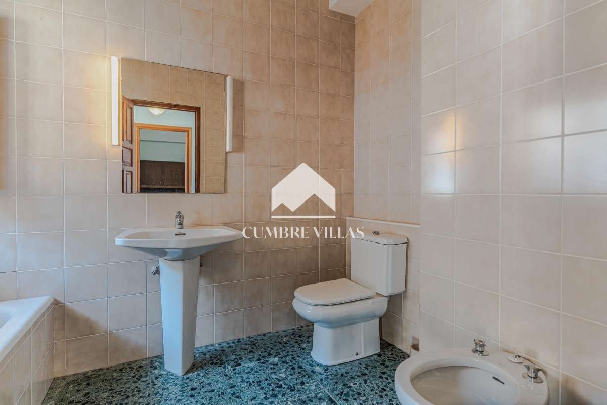 8 bedroom Villa for sale in Almunecar with garage - € 695,000 (Ref: 10163932)