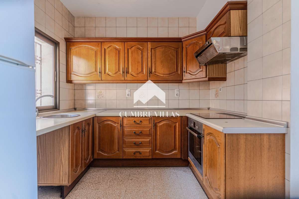 8 bedroom Villa for sale in Almunecar with garage - € 695,000 (Ref: 10163932)