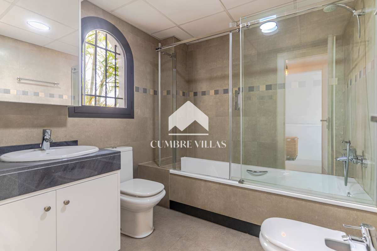 Casa de 2 habitaciones en La Herradura en venta con piscina garaje - 585.000 € (Ref: 10176109)
