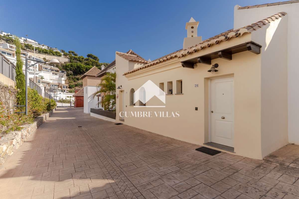 Casa de 2 habitaciones en La Herradura en venta con piscina garaje - 585.000 € (Ref: 10176109)