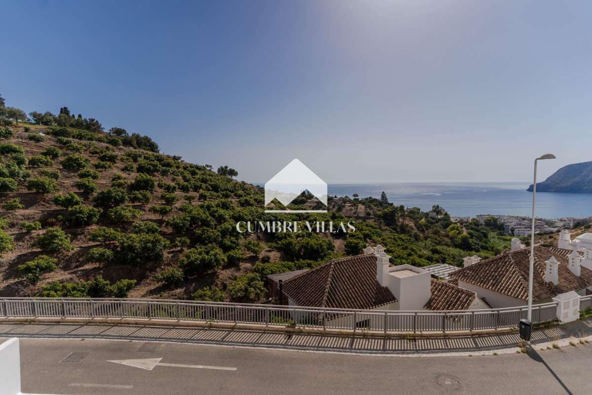 Casa de 2 habitaciones en La Herradura en venta con piscina garaje - 585.000 € (Ref: 10176109)