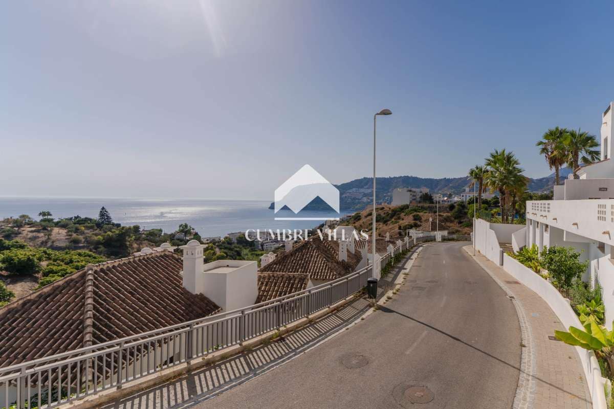 Casa de 2 habitaciones en La Herradura en venta con piscina garaje - 585.000 € (Ref: 10176109)