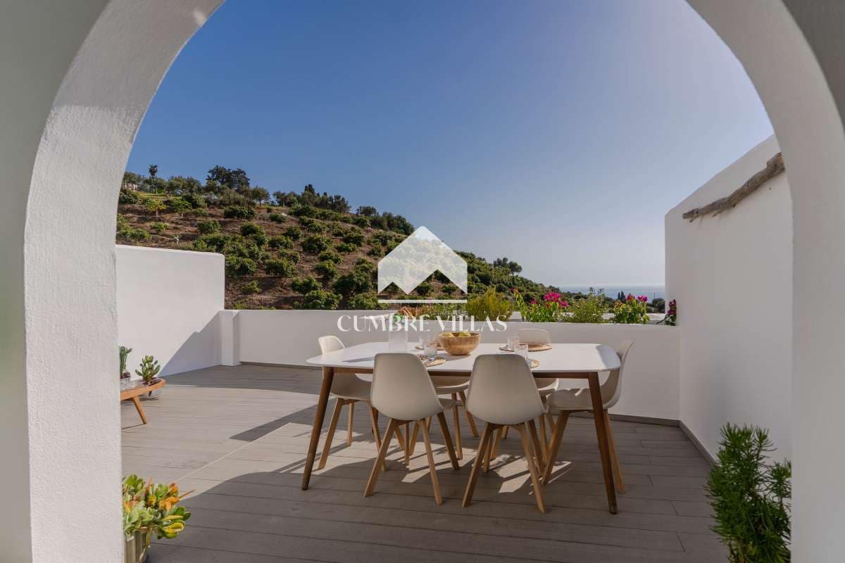 Casa de 2 habitaciones en La Herradura en venta con piscina garaje - 585.000 € (Ref: 10176109)