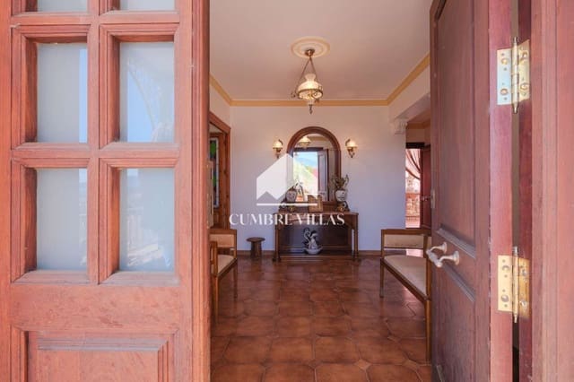 4 bedroom Villa for sale in Salobreña with garage - € 899,999 (Ref: 6585784)