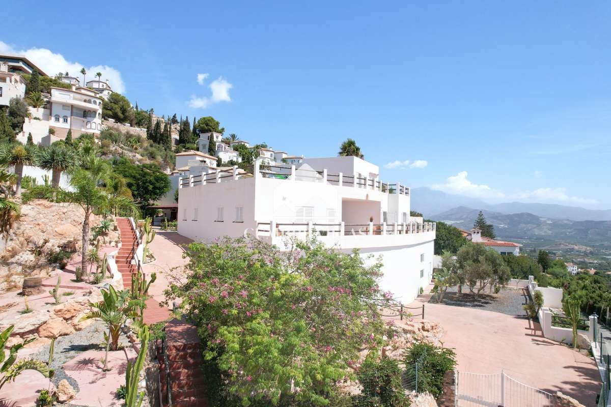 8 slaapkamer Villa te koop in Salobrena met zwembad - € 1.450.000 (Ref: 6585817)