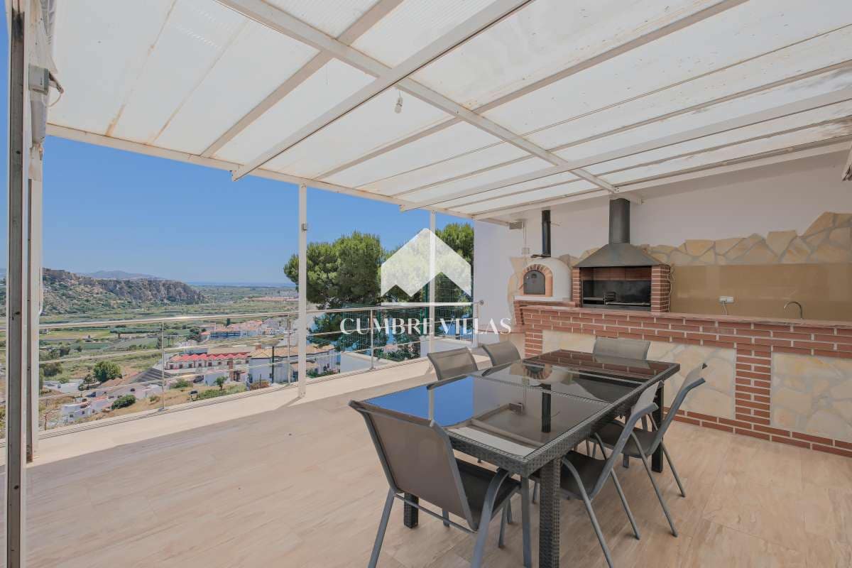 4 soveværelse Villa til salg i Salobrena med swimmingpool garage - € 649.000 (Ref: 9022831)