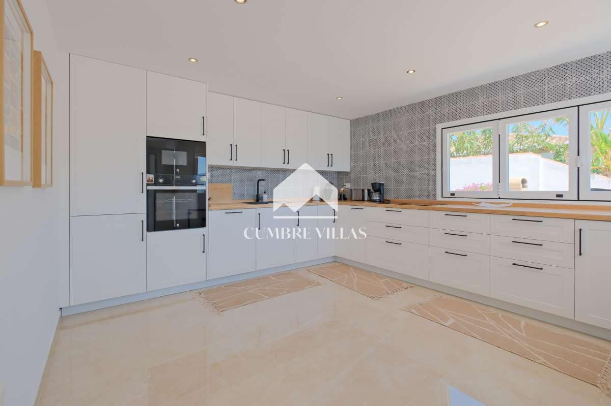 4 soveværelse Villa til salg i Salobrena med swimmingpool garage - € 649.000 (Ref: 9022831)