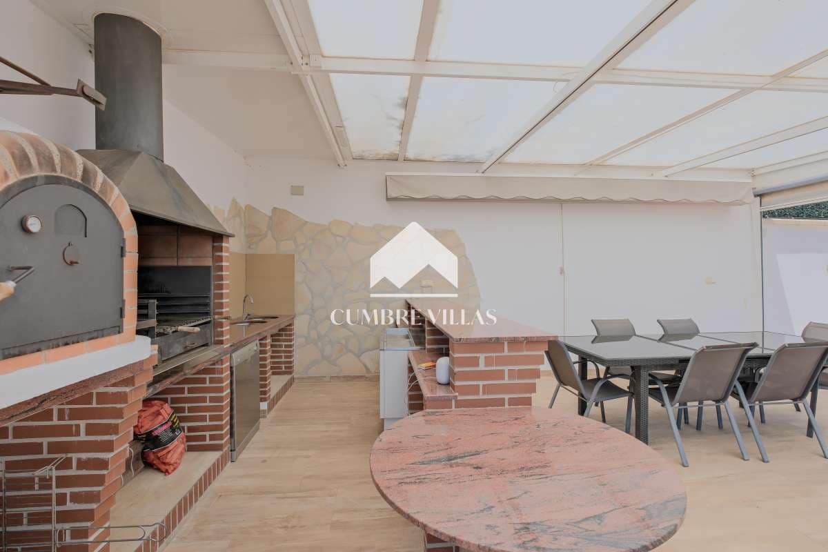 4 soveværelse Villa til salg i Salobrena med swimmingpool garage - € 649.000 (Ref: 9022831)