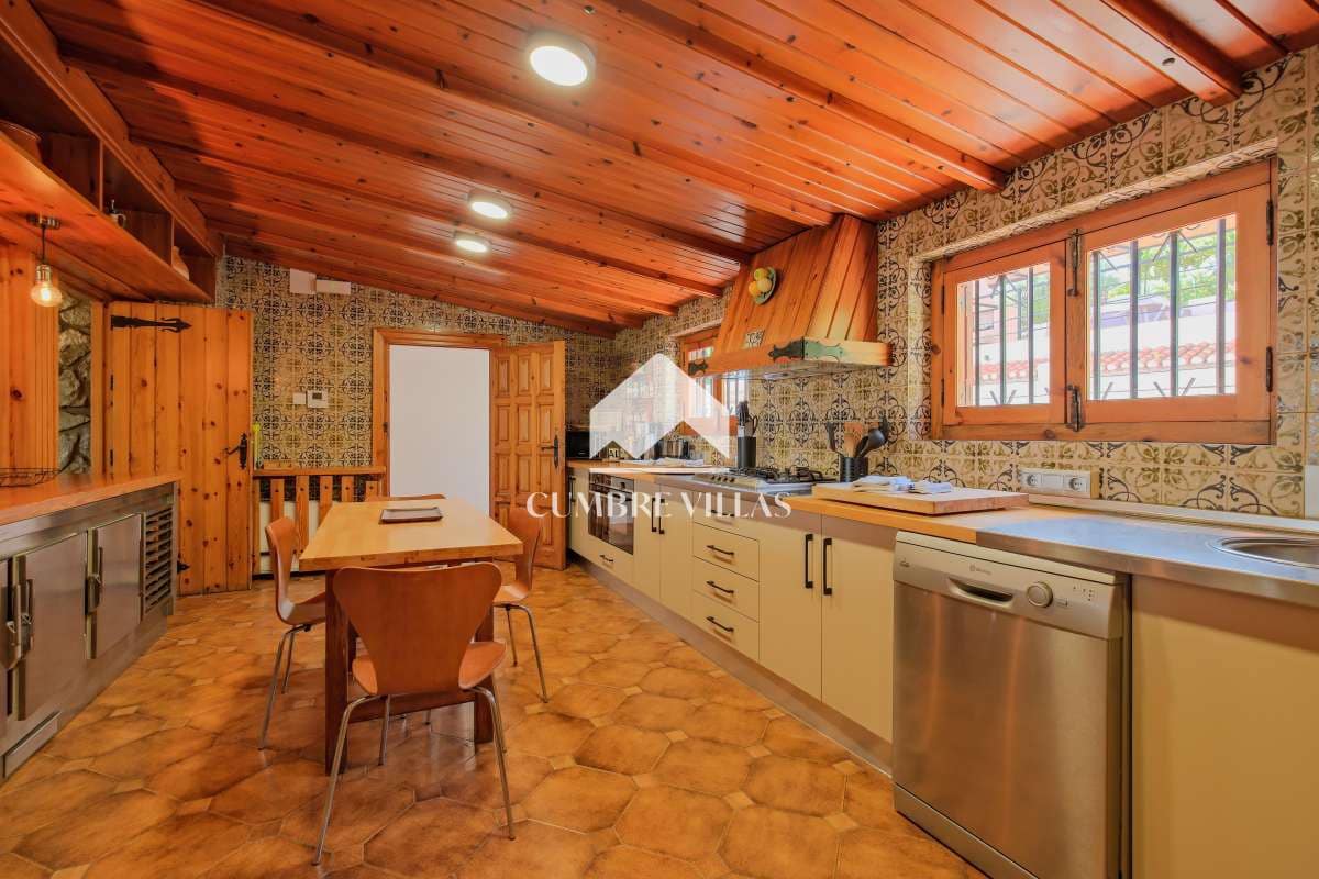 7 soveværelse Villa til salg i Gojar med swimmingpool - € 1.550.000 (Ref: 9141122)