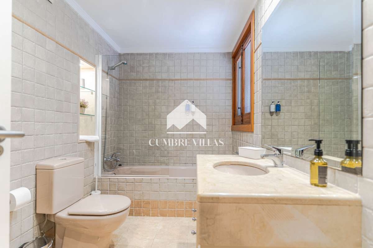 Chalet de 7 habitaciones en Gójar en venta con piscina - 1.365.000 € (Ref: 9141122)