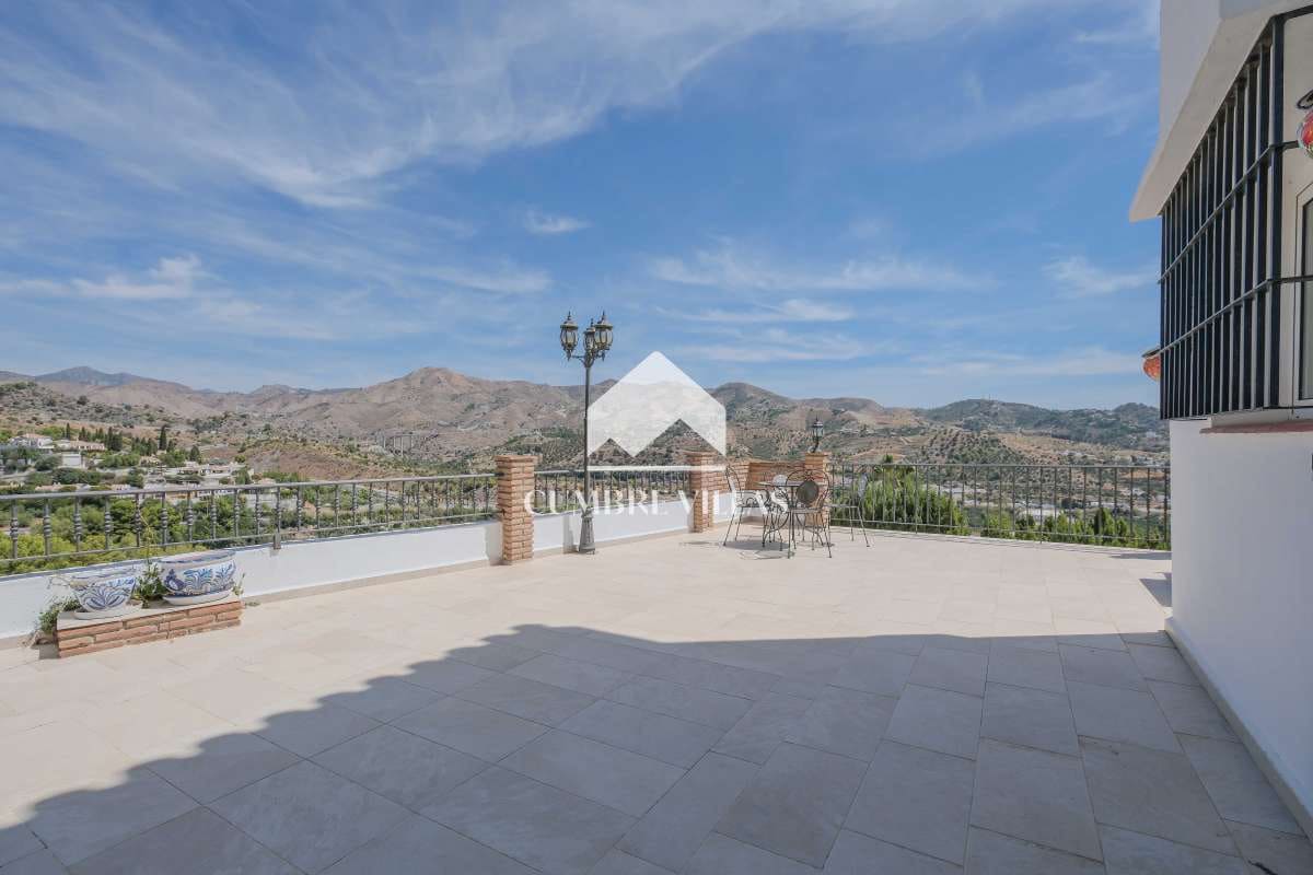 5 soveværelse Villa til salg i La Herradura med swimmingpool - € 450.000 (Ref: 9246199)