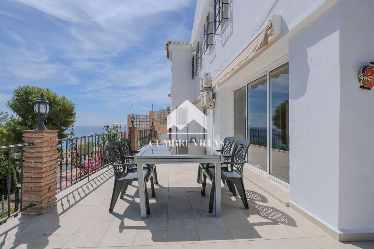 5 soveværelse Villa til salg i La Herradura med swimmingpool - € 450.000 (Ref: 9246199)