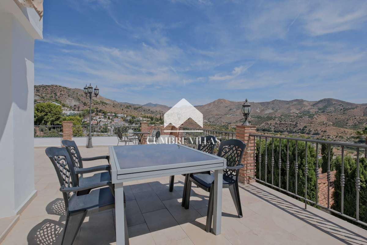 5 soveværelse Villa til salg i La Herradura med swimmingpool - € 450.000 (Ref: 9246199)