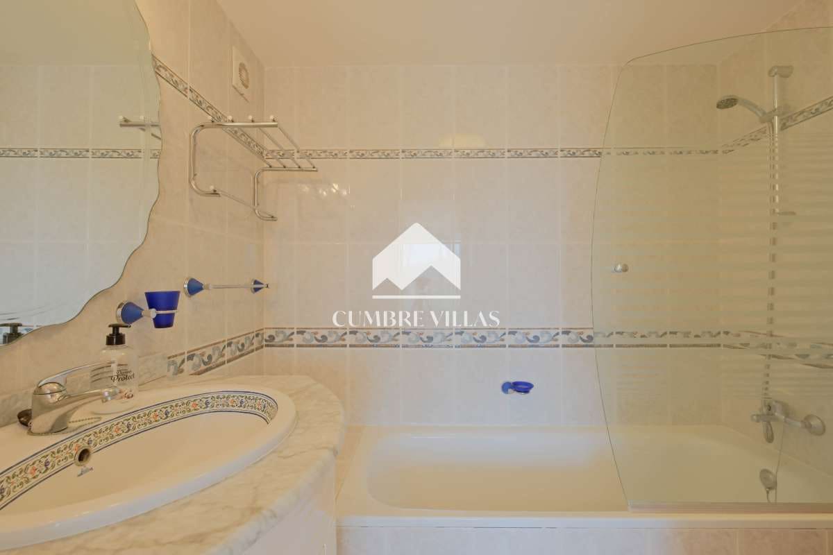 5 soveværelse Villa til salg i La Herradura med swimmingpool - € 450.000 (Ref: 9246199)