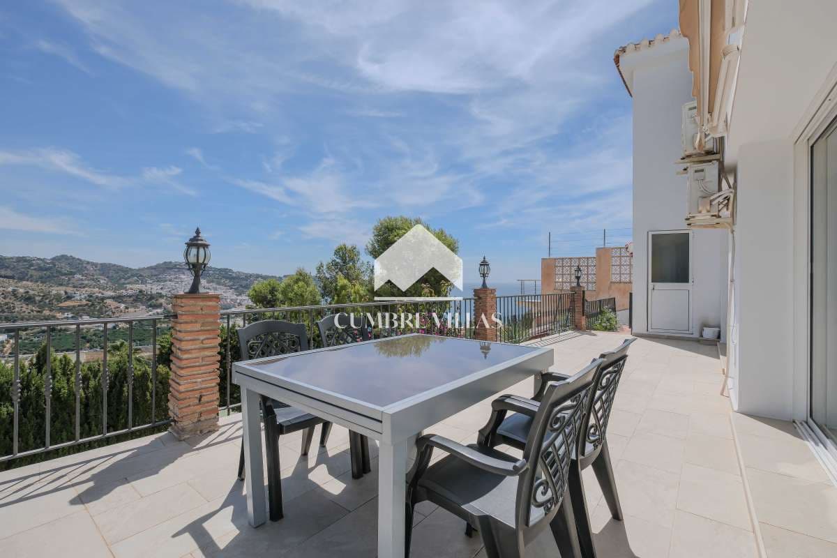 5 soveværelse Villa til salg i La Herradura med swimmingpool - € 450.000 (Ref: 9246199)