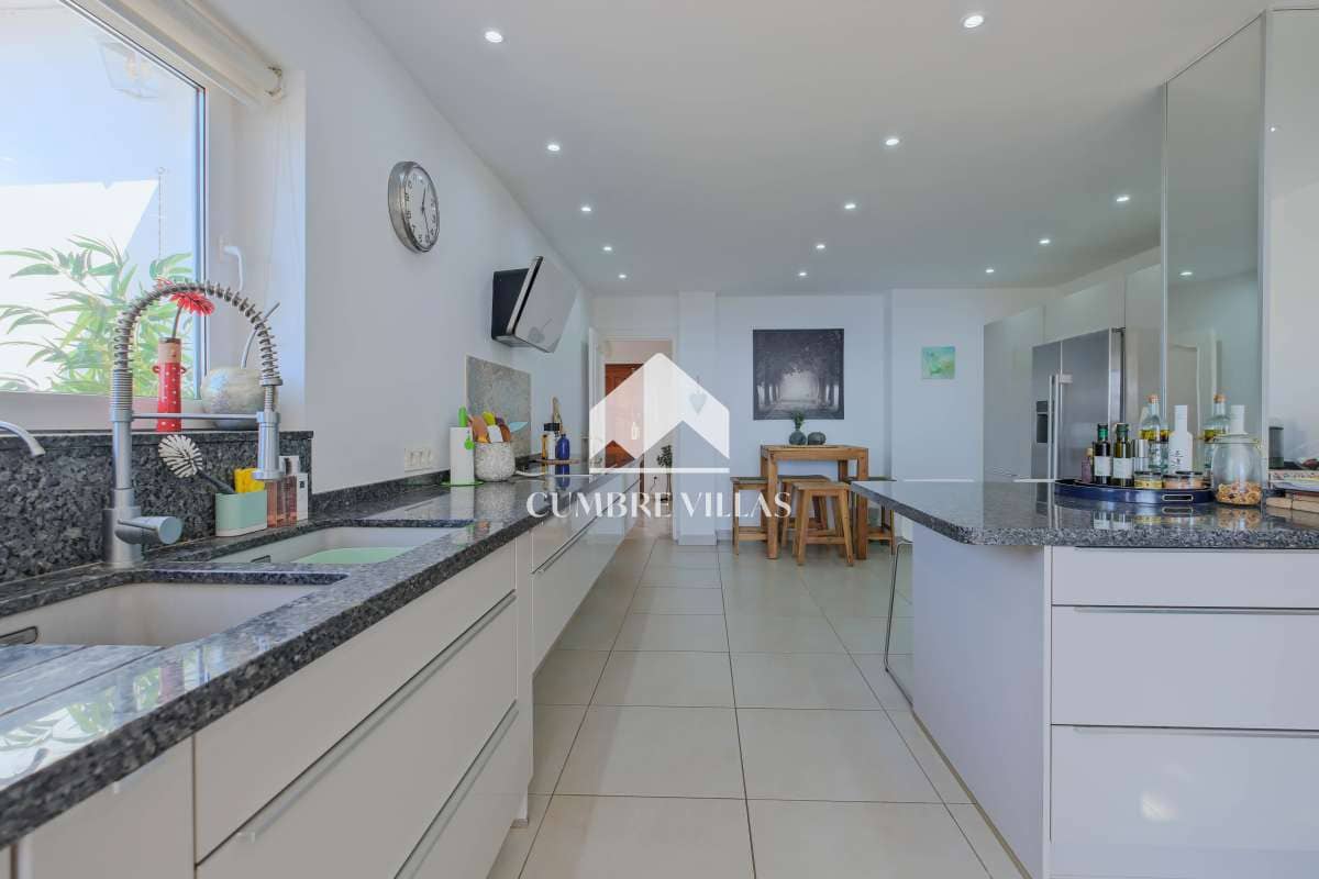 4 soverom Villa til salgs i La Herradura med svømmebasseng garasje - € 1 150 000 (Ref: 9302807)