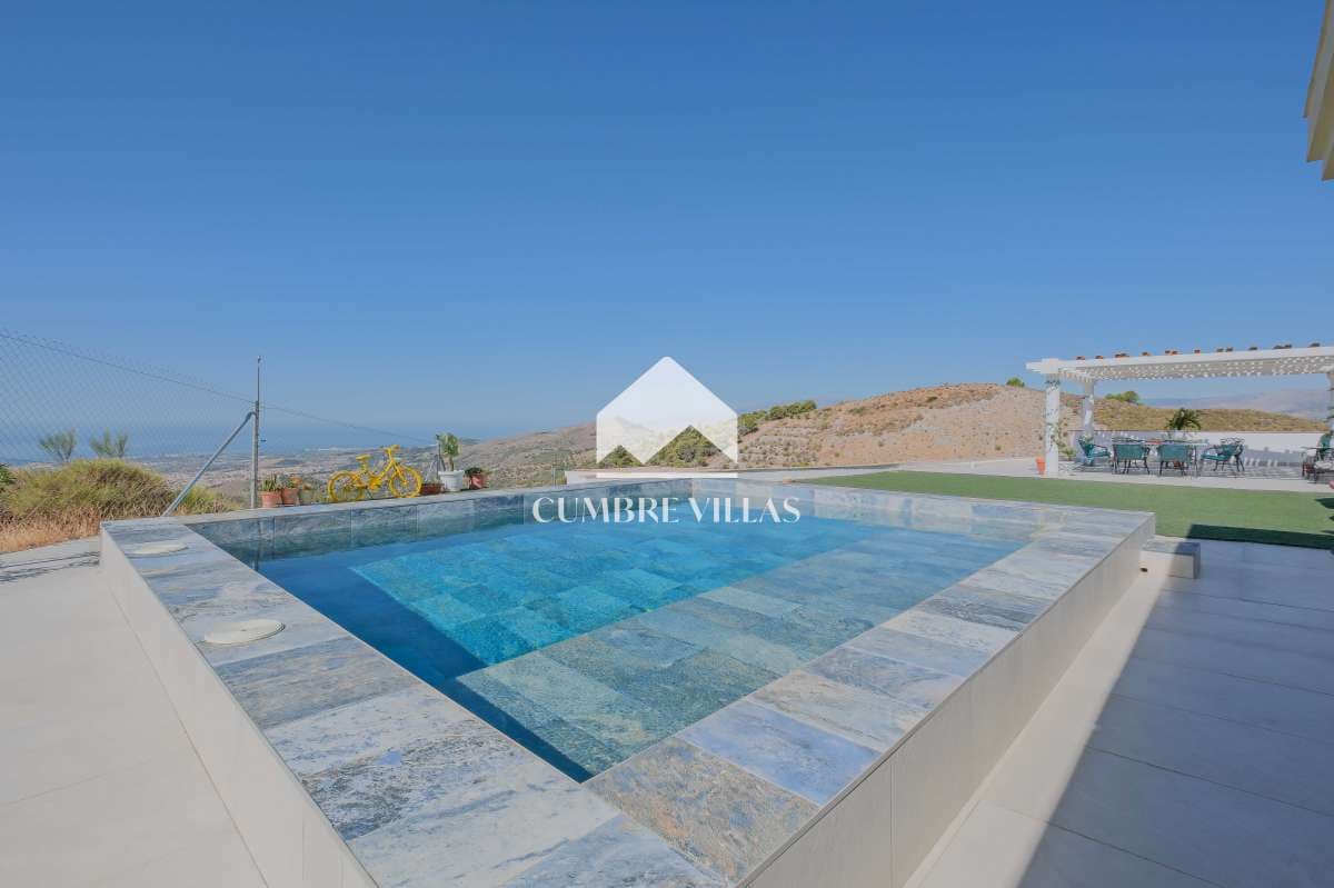 2 slaapkamer Finca/Landhuis te koop in Velez de Benaudalla met zwembad - € 280.000 (Ref: 9378530)