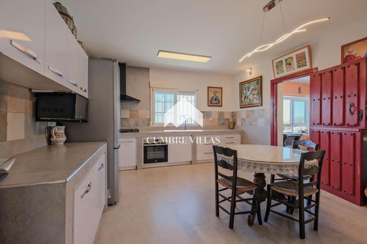 2 slaapkamer Finca/Landhuis te koop in Velez de Benaudalla met zwembad - € 280.000 (Ref: 9378530)