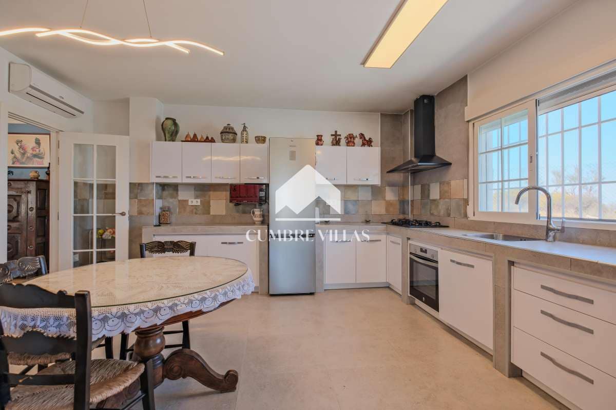 2 slaapkamer Finca/Landhuis te koop in Velez de Benaudalla met zwembad - € 280.000 (Ref: 9378530)