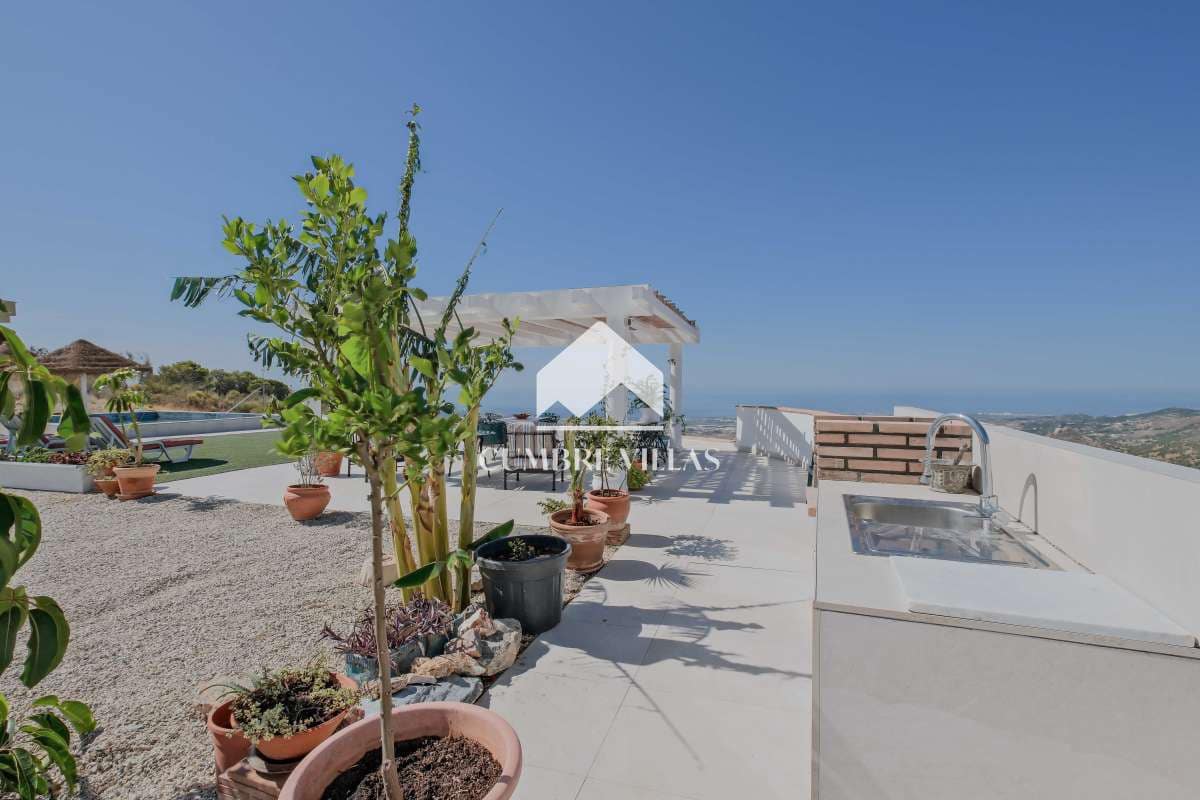 2 slaapkamer Finca/Landhuis te koop in Velez de Benaudalla met zwembad - € 280.000 (Ref: 9378530)