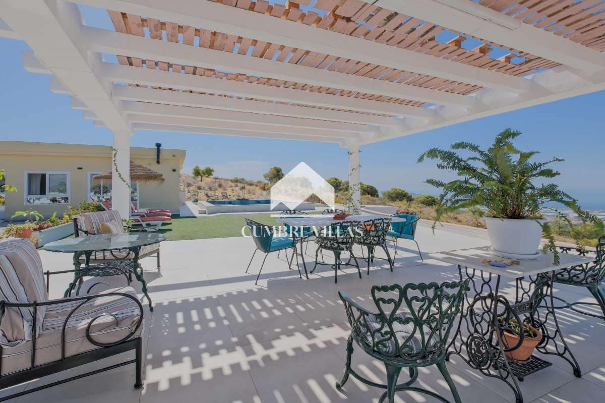 2 slaapkamer Finca/Landhuis te koop in Velez de Benaudalla met zwembad - € 280.000 (Ref: 9378530)