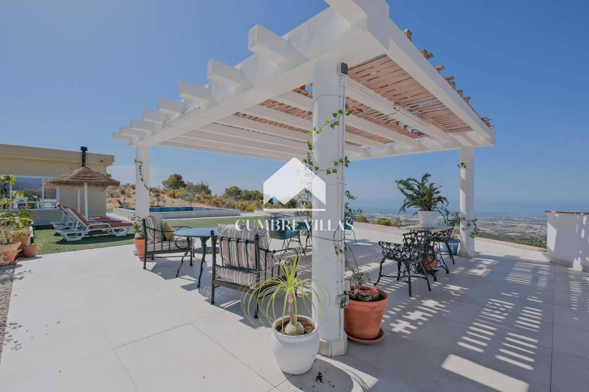 2 slaapkamer Finca/Landhuis te koop in Velez de Benaudalla met zwembad - € 280.000 (Ref: 9378530)