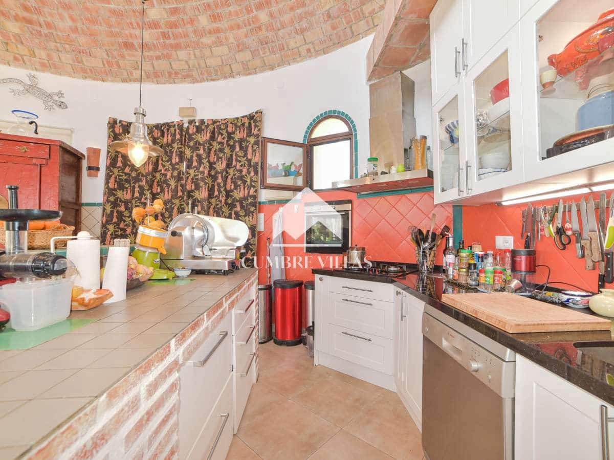 9 soveværelse Villa til salg i Melegis med swimmingpool - € 1.150.000 (Ref: 9390016)