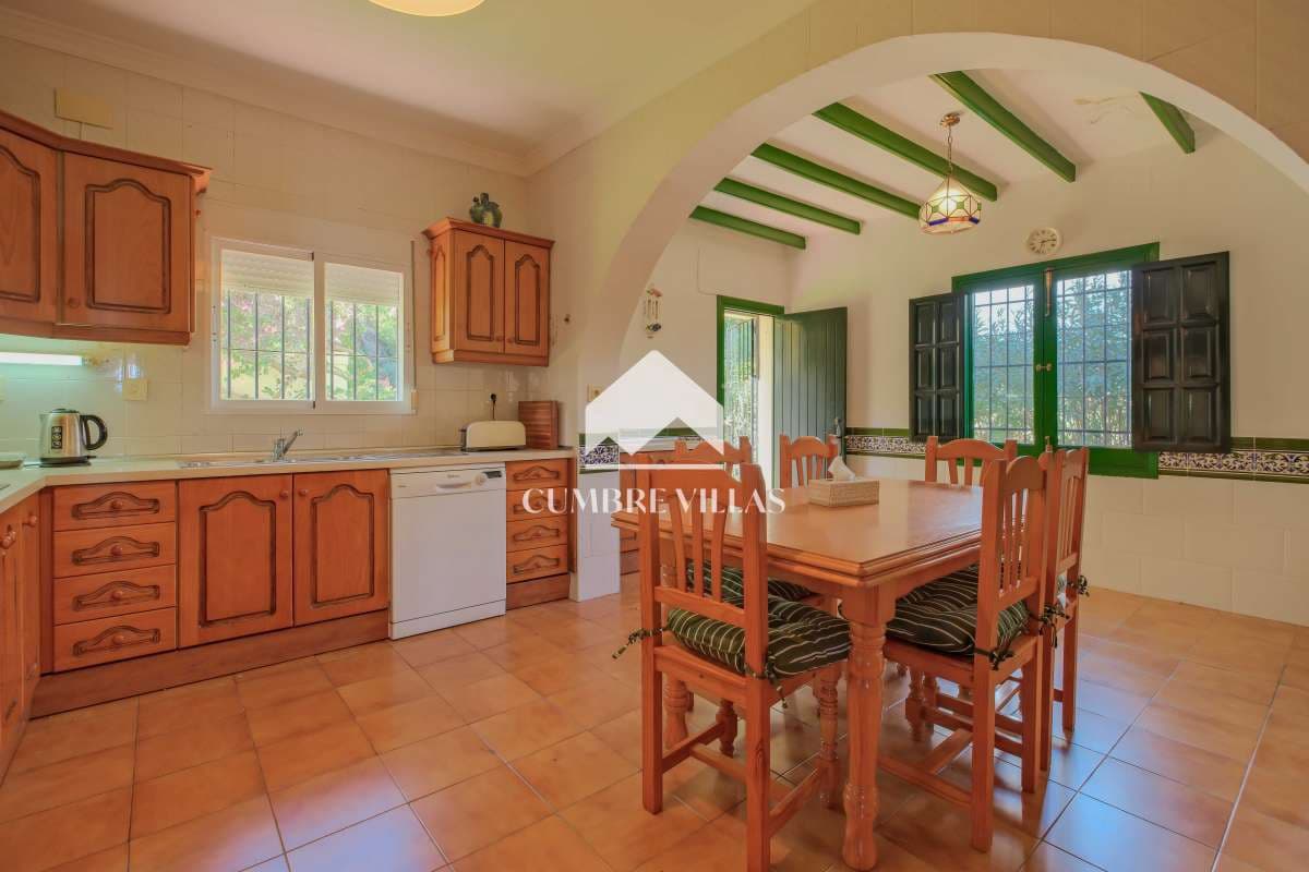 5 sypialnia Willa na sprzedaż w Nerja z basenem garażem - 1 100 000 € (Ref: 9415335)