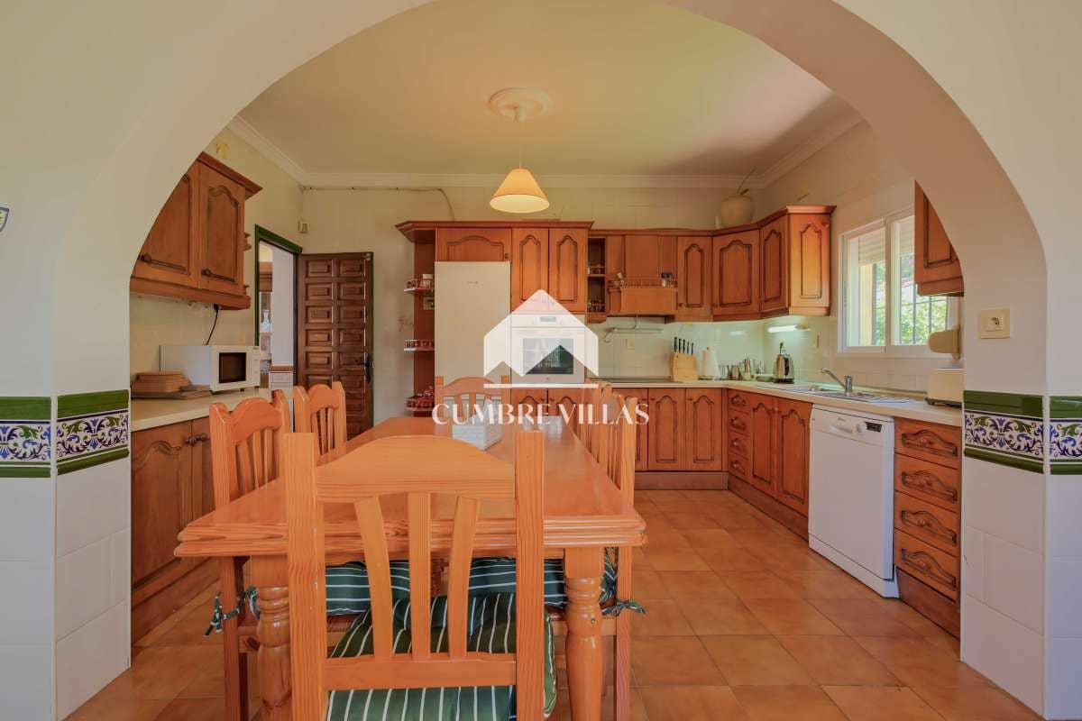 5 sypialnia Willa na sprzedaż w Nerja z basenem garażem - 1 100 000 € (Ref: 9415335)