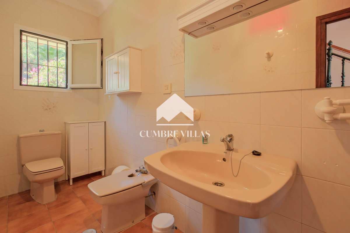 5 sypialnia Willa na sprzedaż w Nerja z basenem garażem - 1 100 000 € (Ref: 9415335)