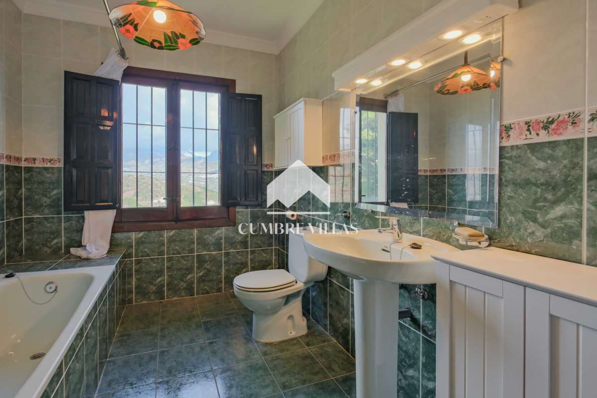 5 sypialnia Willa na sprzedaż w Nerja z basenem garażem - 1 100 000 € (Ref: 9415335)