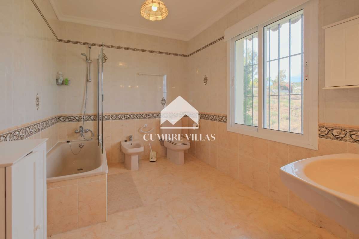 5 sypialnia Willa na sprzedaż w Nerja z basenem garażem - 1 100 000 € (Ref: 9415335)