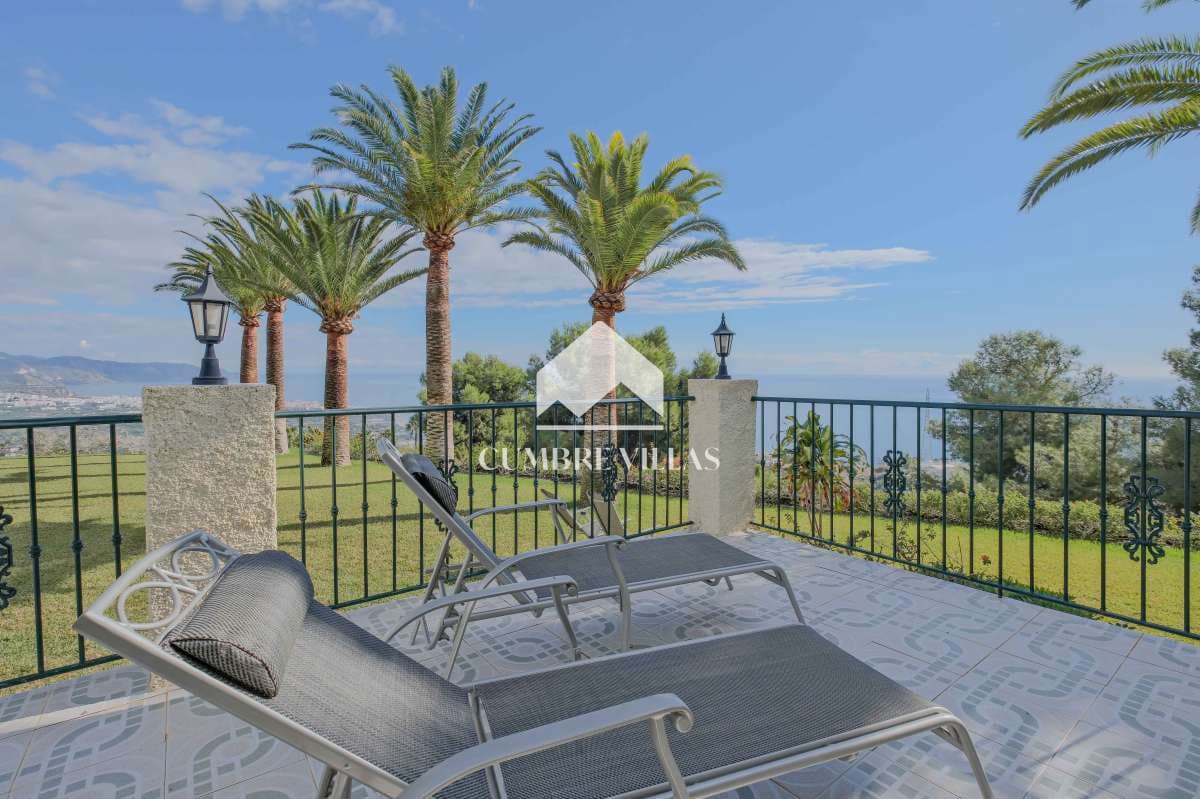 5 sypialnia Willa na sprzedaż w Nerja z basenem garażem - 1 100 000 € (Ref: 9415335)