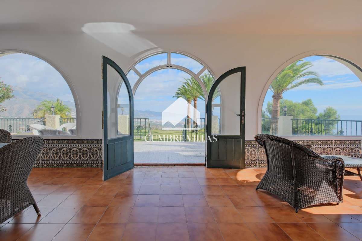 5 sypialnia Willa na sprzedaż w Nerja z basenem garażem - 1 100 000 € (Ref: 9415335)