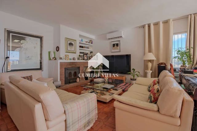 2 bedroom Villa for sale in Almuñécar with garage - € 570,000 (Ref: 9467845)