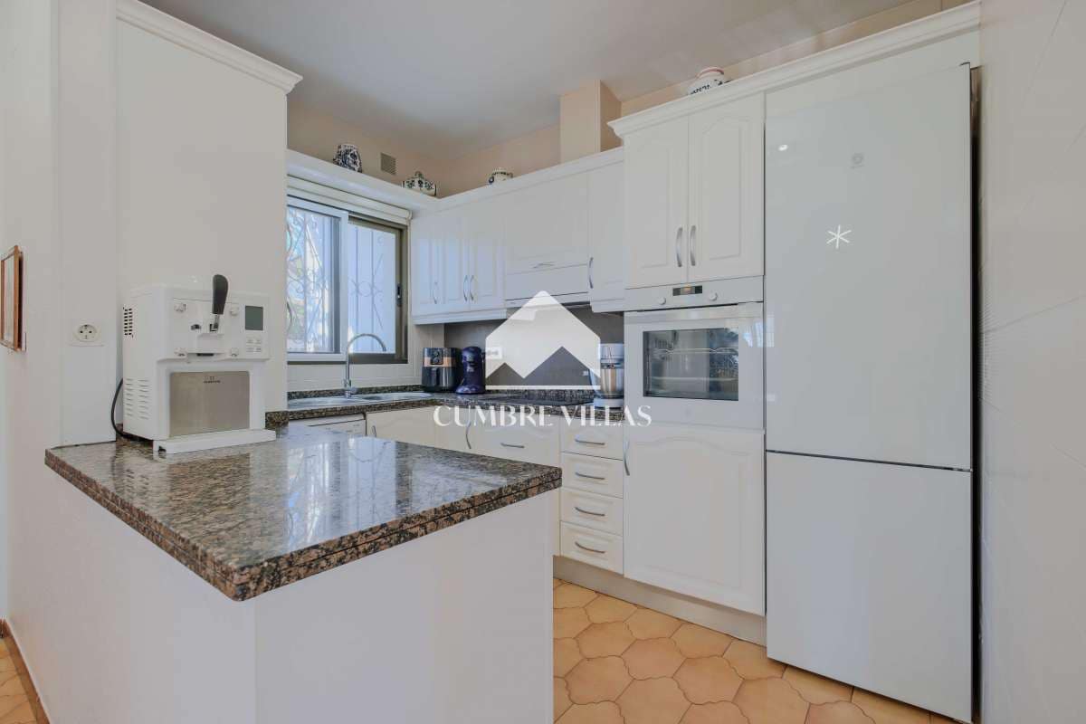 Chalet de 4 habitaciones en Salobreña en venta con piscina garaje - 575.000 € (Ref: 9650929)