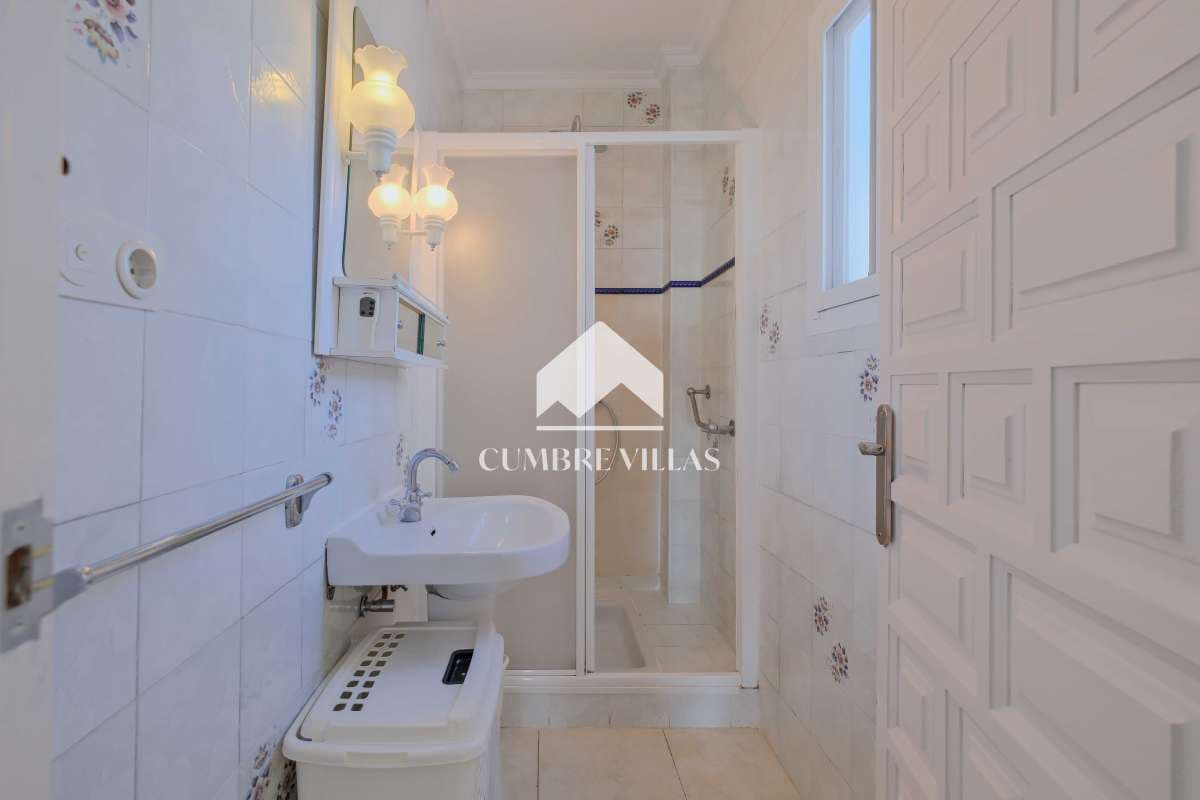 Chalet de 4 habitaciones en Salobreña en venta con piscina garaje - 575.000 € (Ref: 9650929)
