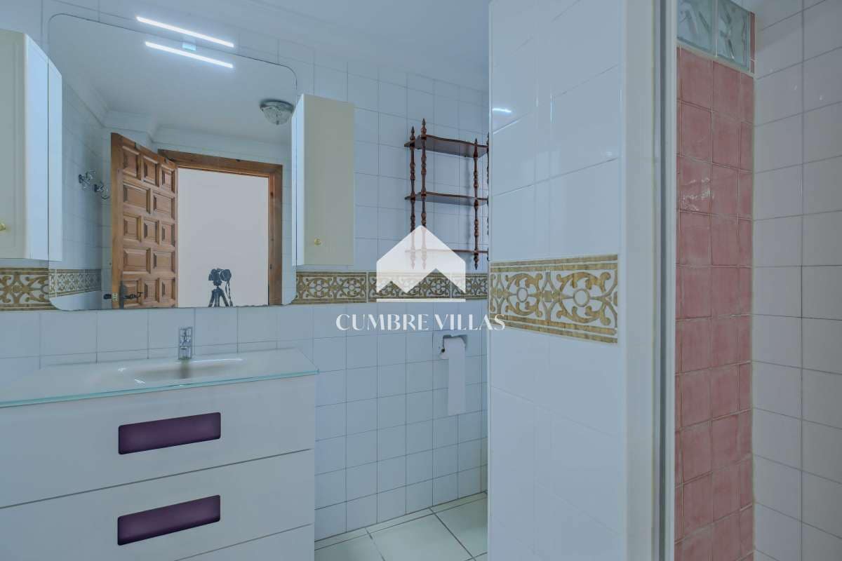 Chalet de 4 habitaciones en Salobreña en venta con piscina garaje - 575.000 € (Ref: 9650929)