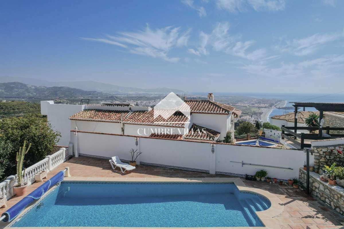 Chalet de 4 habitaciones en Salobreña en venta con piscina garaje - 575.000 € (Ref: 9650929)