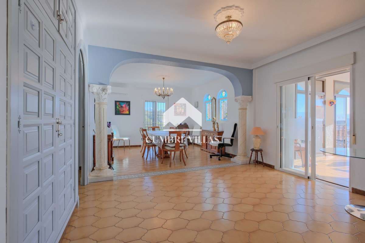 Chalet de 4 habitaciones en Salobreña en venta con piscina garaje - 575.000 € (Ref: 9650929)