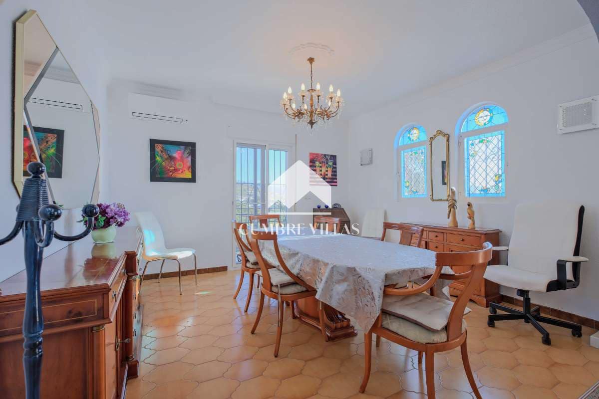 Chalet de 4 habitaciones en Salobreña en venta con piscina garaje - 575.000 € (Ref: 9650929)