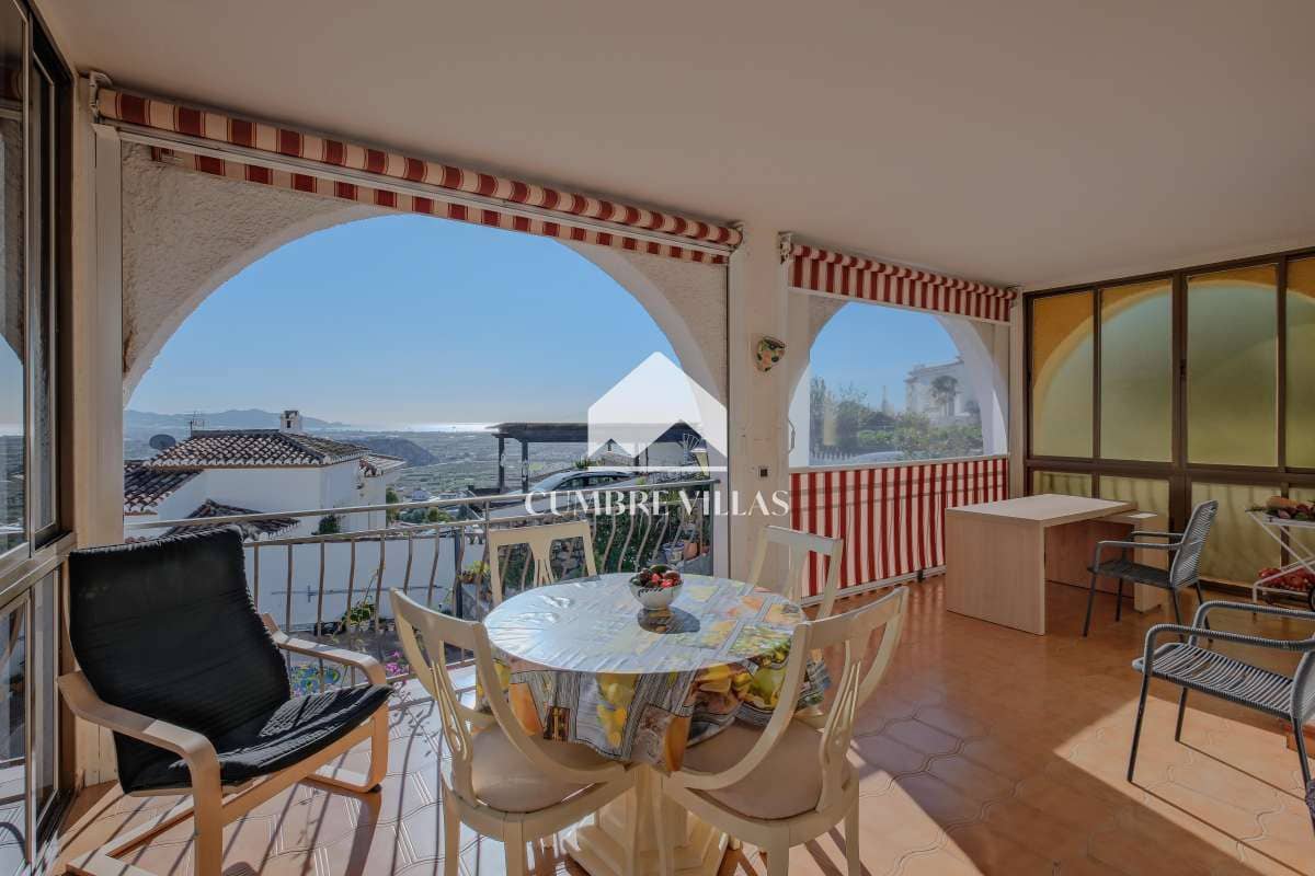 Chalet de 4 habitaciones en Salobreña en venta con piscina garaje - 575.000 € (Ref: 9650929)