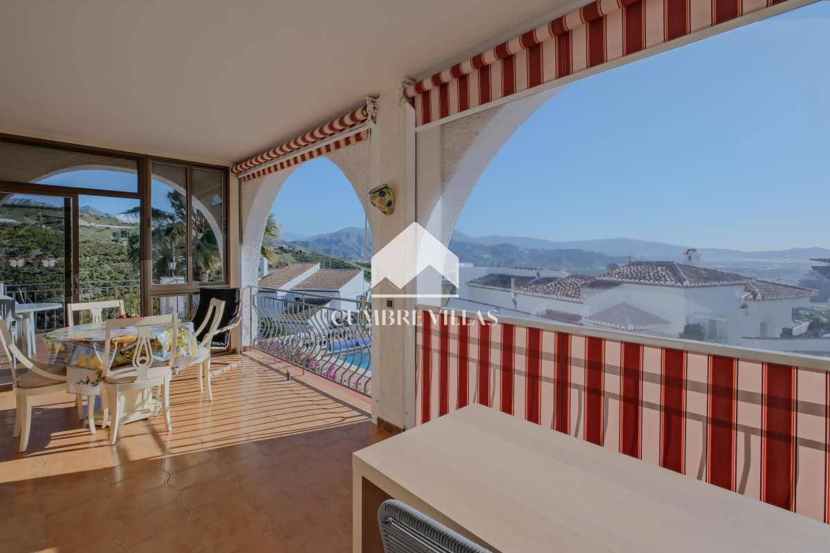 Chalet de 4 habitaciones en Salobreña en venta con piscina garaje - 575.000 € (Ref: 9650929)