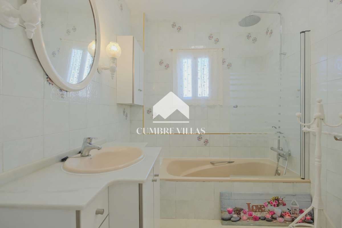Chalet de 4 habitaciones en Salobreña en venta con piscina garaje - 575.000 € (Ref: 9650929)