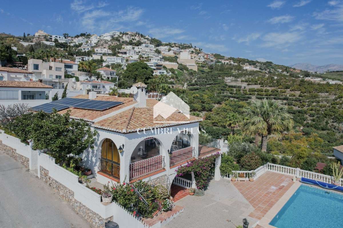 Chalet de 4 habitaciones en Salobreña en venta con piscina garaje - 575.000 € (Ref: 9650929)