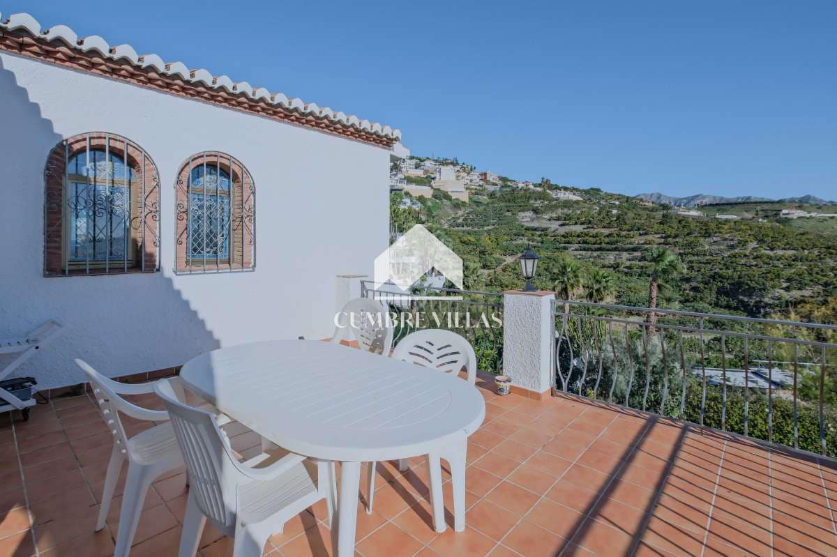 Chalet de 4 habitaciones en Salobreña en venta con piscina garaje - 575.000 € (Ref: 9650929)